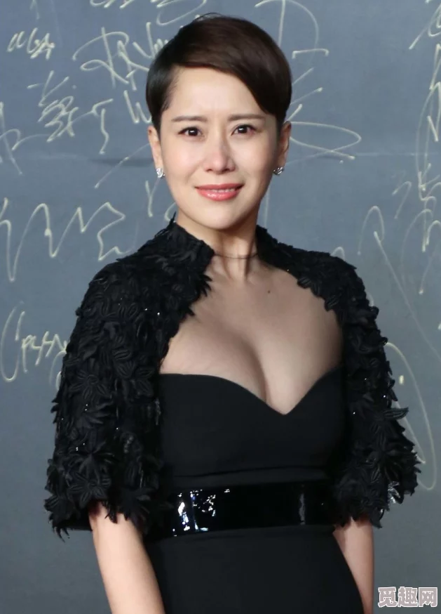 丰满熟妲大号bbwbbwbbw：网友激赞其魅惑身姿，称其为“极品尤物，无法抵挡的诱惑”