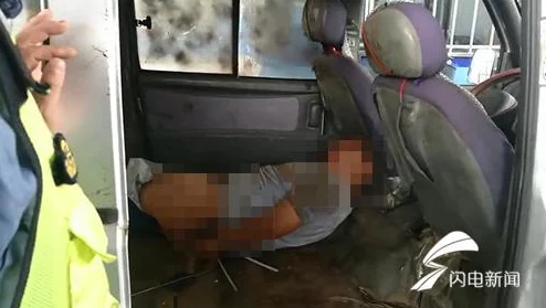 女生被迫穿上胶绑架，警方紧急介入揭开背后惊人阴谋，社会哗然引发热议！
