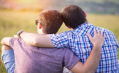 男男gay洗澡互吃鳮吧在线：探讨同性恋文化中的亲密行为与社交互动的多样性及其影响
