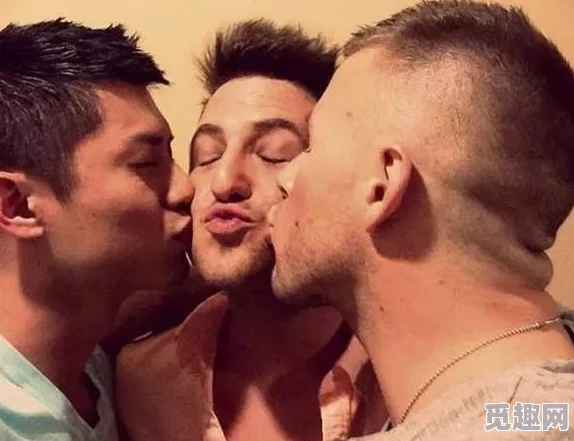 男男gay洗澡互吃鳮吧在线：探讨同性恋文化中的亲密行为与社交互动的多样性及其影响