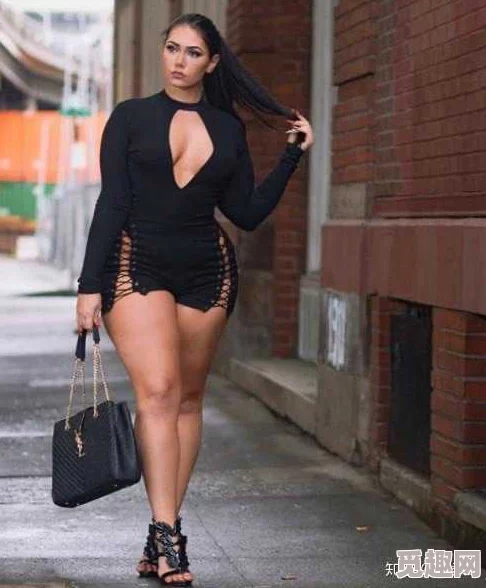 震惊！白嫩外女bbwbbwbbw现身，众人目睹惊人场面，引发热议与讨论！