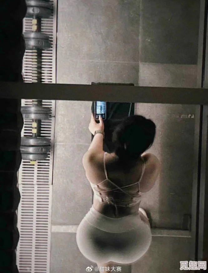 震惊！白嫩外女bbwbbwbbw现身，众人目睹惊人场面，引发热议与讨论！