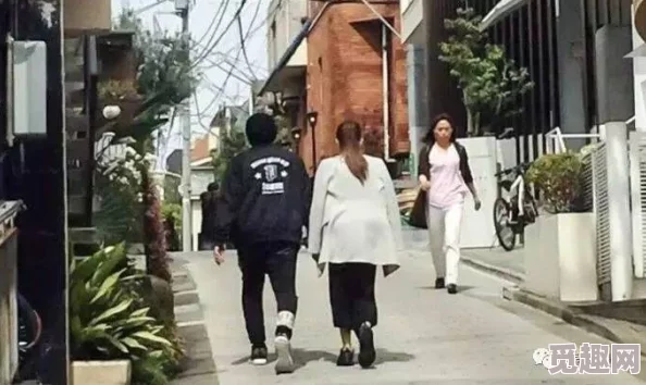 日本jjzz：最新八卦曝光，明星私生活大起底，令人震惊的秘密关系浮出水面！