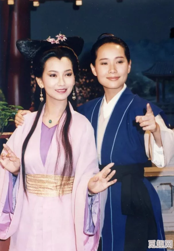 许仙当着白娘子曹小青原文：讲述了许仙与白娘子之间的爱情故事，以及曹小青在其中扮演的重要角色