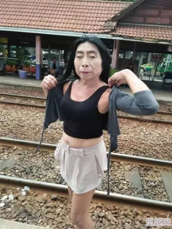 人妻丰满熟妇一区二区三区，意指描述一种特定类型的女性形象，强调其身材丰满且已婚的特点，同时可能涉及相关内容或主题
