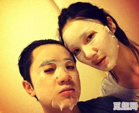 一面膜胸口一面膜下部位真人，竟被曝出与某男星私密约会，网友纷纷猜测两人关系不简单！