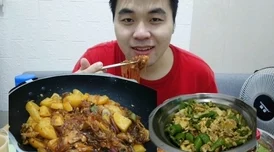 一家四口人乱炖一锅烩大团圆，温馨家庭聚会的美味时刻与幸福分享