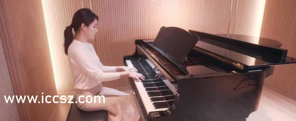 白丝青春校花美女：校园生活中的美丽与挑战，展现年轻女性的自信与魅力