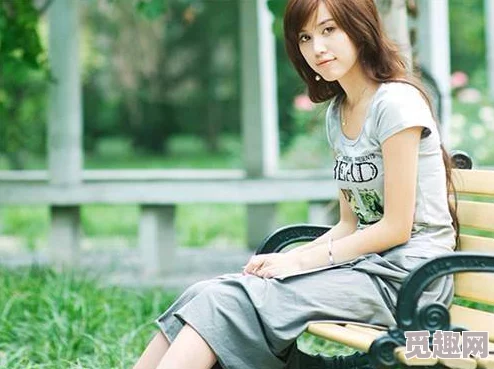 白丝青春校花美女：校园生活中的美丽与挑战，展现年轻女性的自信与魅力