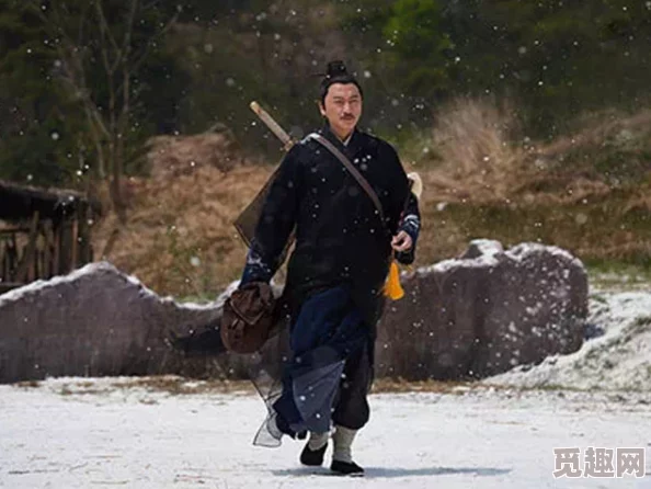 艳艳乡村勾搭老汉野战，意外被路过游客拍下视频引发热议，网友纷纷评论场面火爆不已
