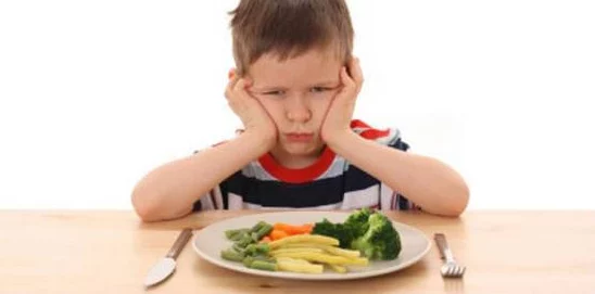 一小孩给姐姐吃萝卜，2024年健康饮食新趋势引发家庭关注与讨论