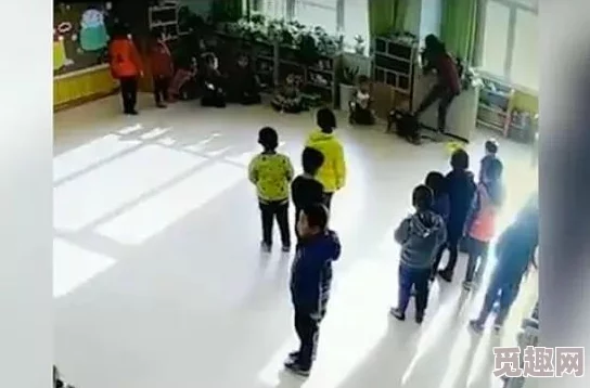 老师为我打脚炮榨精,竟然引发全校师生的强烈反响和家长们的愤怒抗议!